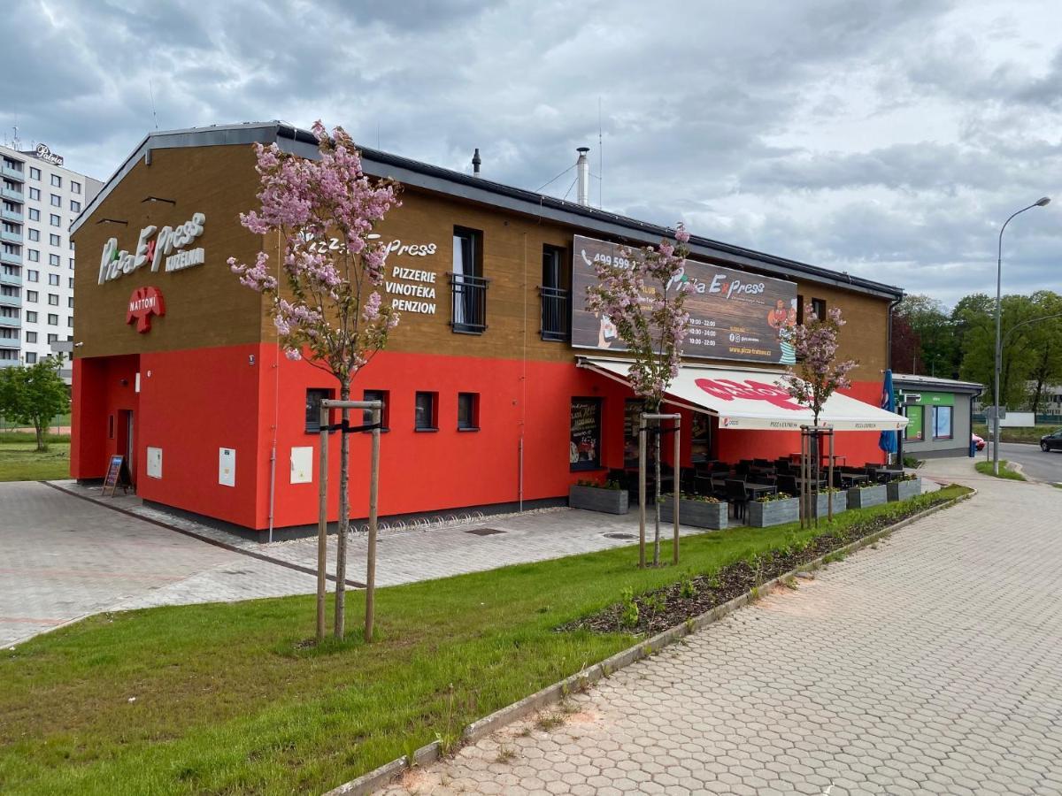 Hotel Penzion Kuzelna Trutnov Exterior foto